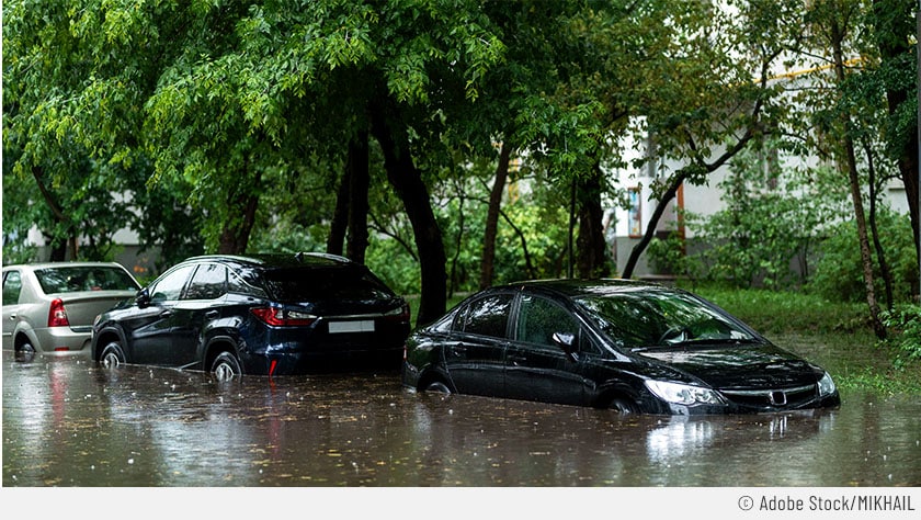 Bild-von-überfluteten-Autos-die-sicherlich-einen-Motorschaden-durch-Wasser-erleiden-werden_ATP
