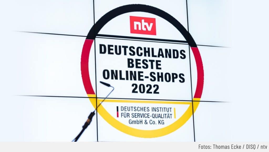 Auf diesem Bild ist das Logo -ntv-Auszeichnung Deutschlands beste Online-Shops 2022 auf Leinwand hinter dem Redepult zu sehen