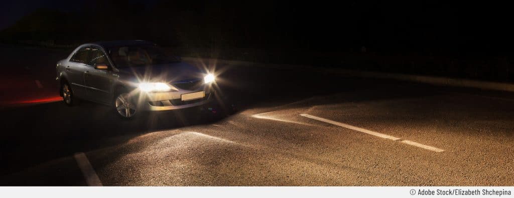Auf dem Bild ist nachts ein Auto zu sehen, dessen Leuchtweitenregulierung defekt ist.