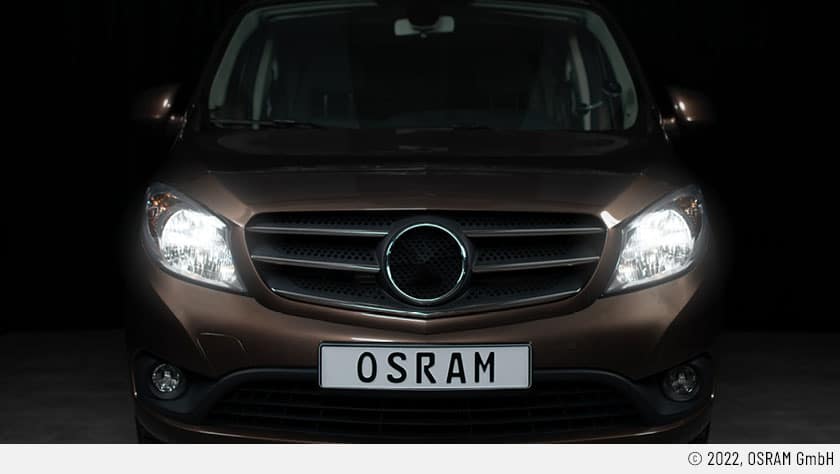 Das Auto mit OSRAM-Kennzeichen steht bereit. Nun kannst Du LED-Scheinwerfer nachrüsten.