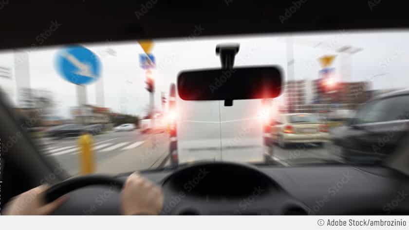 Dieses Bild gibt die Perspektive eines Autofahrers wieder, der mit voller Geschwindigkeit auf ein bremsendes Auto zufährt. Wahrscheinlich steckt ein Bremskraftverstärker-Defekt hinter dem Bremsenversagen.