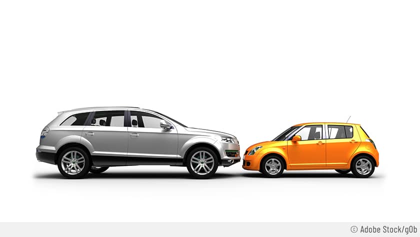 Auf dem Bild ist ein SUV und ein Kleinwagen zu sehen, die Motorhaube an Motorhaube gegenüberstehen. Das Bild soll verdeutlichen, dass die Autokosten bei einem Kleinwagen niedriger sind.