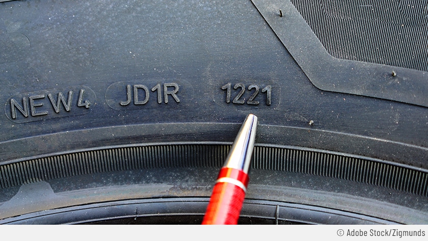 Das Bild ist eine Nahaufnahme eines Reifens, fokussiert auf die DOT-Nummer, die das Herstellungsdatum eines Reifens zeigt. Die Angabe ist wichtig für den Wintercheck