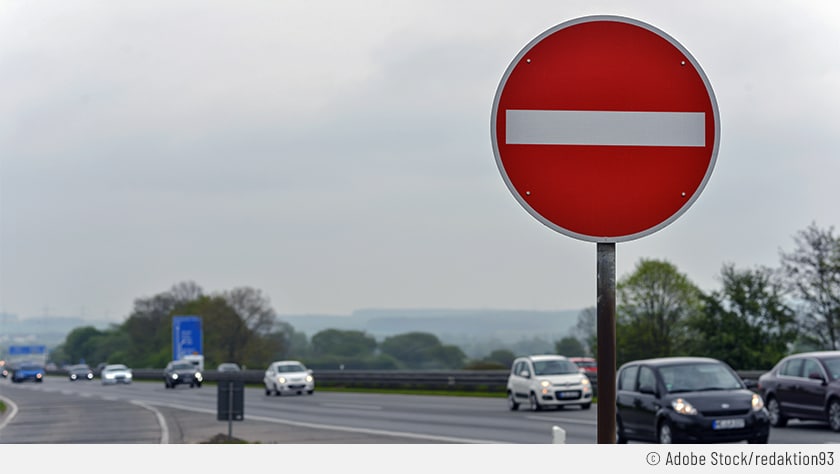 Auf dem Bild sieht man ein Durchfahrt-verboten-Verkehrsschild bei einer Autobahn-Auffahrt, das Falschfahrer verhindern soll.