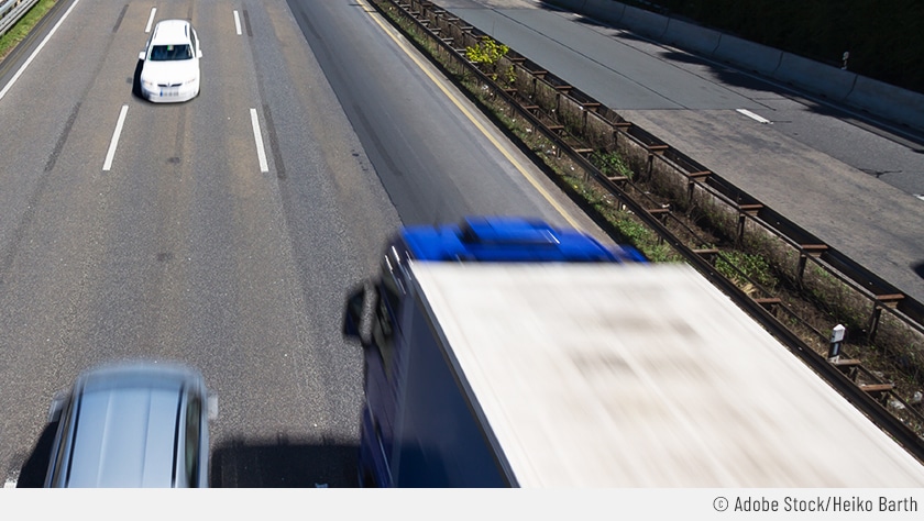 Auf dem Bild sieht man einen Falschfahrer auf einer dreispurigen Autobahn. Der Autofahrer fährt in die falsche Richtung.