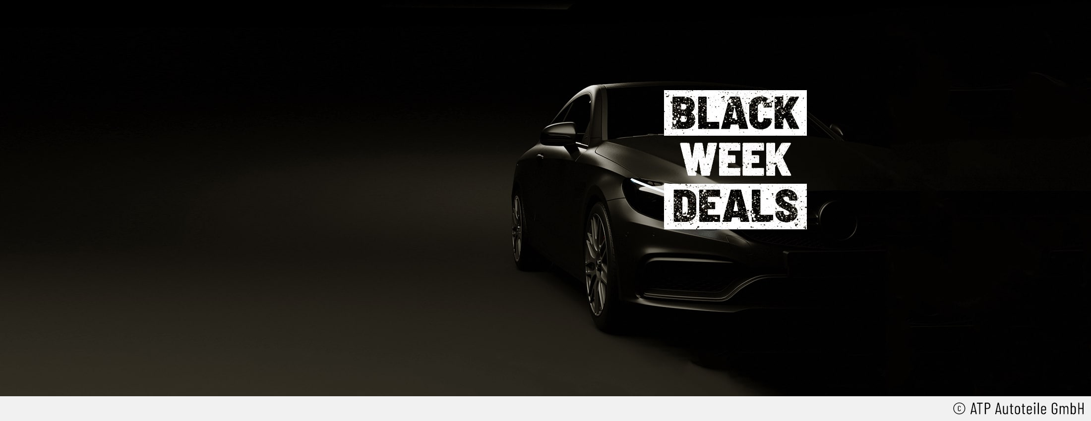 Der Bildhintergrund ist ganz schwarz. Rechts ist ein Luxus-Auto zu sehen, das leicht seitlich geparkt ist. Die rechte Seite des Fahrzeugs sticht aus dem Bild heraus. Auf dem Auto steht Black Week Deals in schwarzer Schrift vor grau-weißem steinigen Hintergrund.