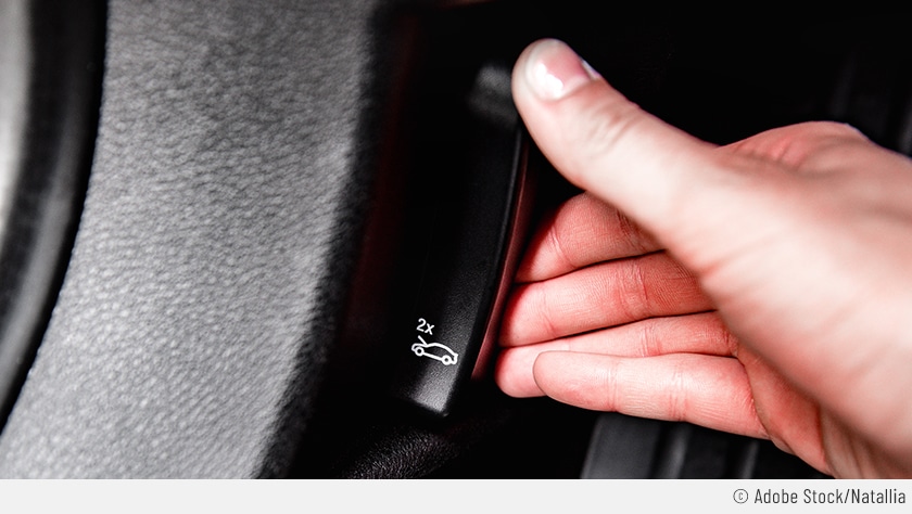Es ist eine Nahaufnahme einer Hand, die gerade den Motorhauben-Hebel betätigt, auf dem ein Auto mit geöffneter Motorhaube abgebildet ist sowie die Angabe zweimal, die auf das Vorhandensein einer Komfortfunktion hinweist.