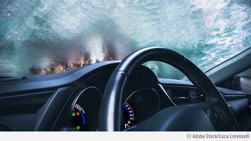Das zu sehende Bild ist im Inneren eines Auto gemacht worden. Zu sehen ist eine von innen gefrorene Windschutzscheibe zu sehen.