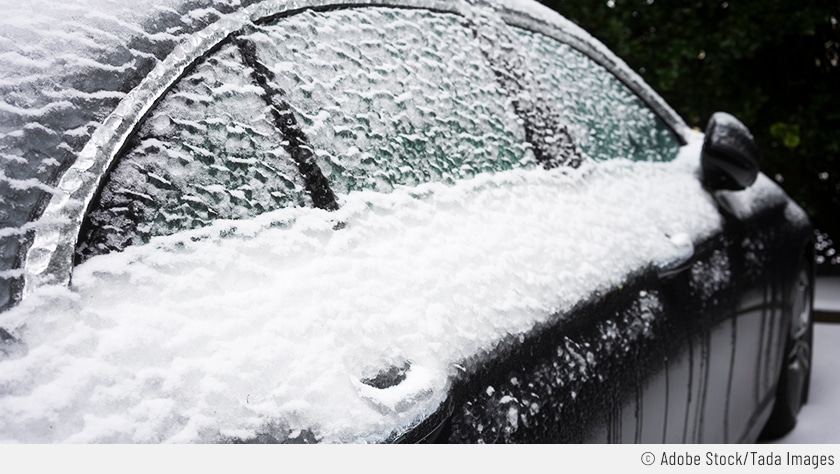 Die ganze Beifahrerseite des Autos ist vereist und mit Schnee bedeckt. Die Autotüren dürften auch zugefroren sein.