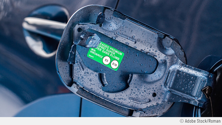 Auf dem Bild ist ein offener Tankdeckel zu sehen. Der Fokus liegt auf dem Aufkleber, der beschreibt, ob das Fahrzeug E10-Kraftstoff berträgt oder nicht.
