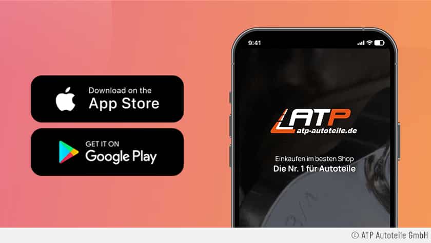 Auf pfirsichfarbenen Hintergrund ist auf der rechten Bildseite ein Smartphone zu sehen. Auf dem Bildschirm ist die ATP-Autoteile-App gestartet. Links sind die Buttons zu den jeweiligen Appstores zu sehen.