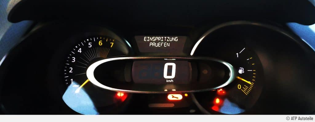Auf dem Bild ist die Fehlermeldung „Einspritzung prüfen“ im Cockpit eines Renault Clio zu sehen. Die Geschwindigkeitsanzeige zeigt 0 km/h an.