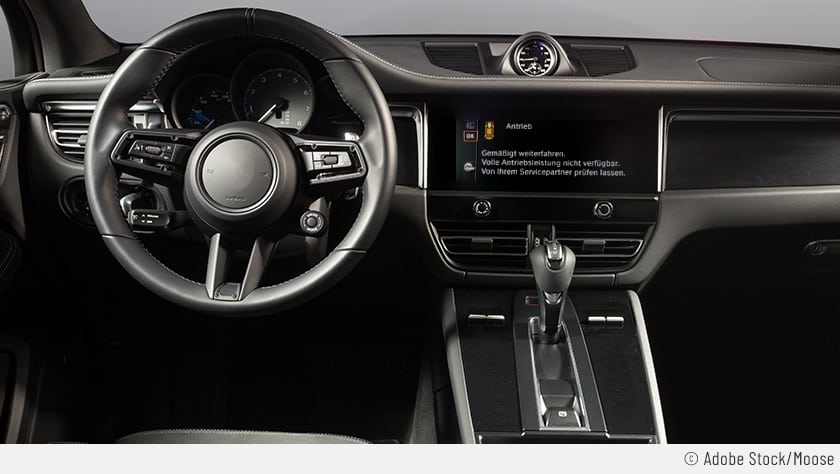 Auf dem Display der Mittelkonsole erscheint die BMW-Fehlermeldung „Antrieb. Gemäßigt weiterfahren. Volle Antriebsleistung nicht verfügbar“. Das ist kein gutes Omen!