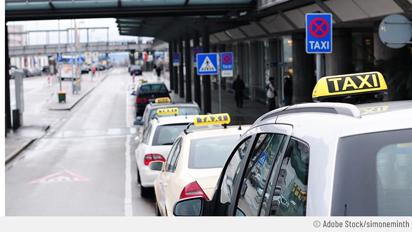 An einem Taxistand sind unmissverständliche Schilder angebracht: Dort ist für Nicht-Taxis das Parken verboten!