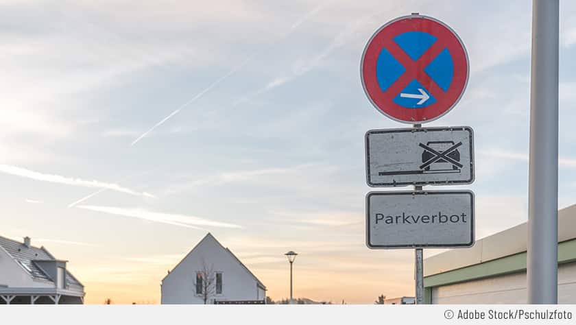 In diesem Wohngebiet ist an der Stelle das Parken verboten, und zwar auch am Straßenrand. Die Schilder sind eindeutig: Absolutes Halteverbot, Zusatzschild Parken am Straßenrand verboten plus Zusatzschild "Parkverbot".