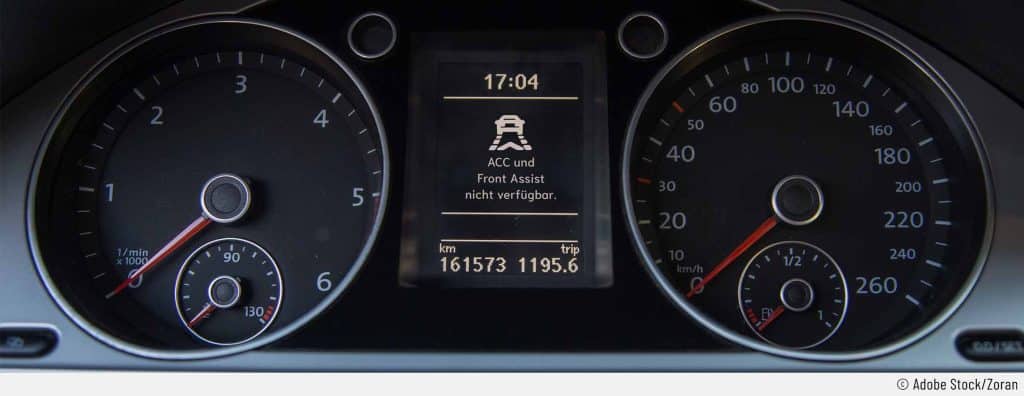 Im Cockpit-Displays eines VW wird die Fehlermeldung "ACC & Front Assist nicht verfügbar" angezeigt.