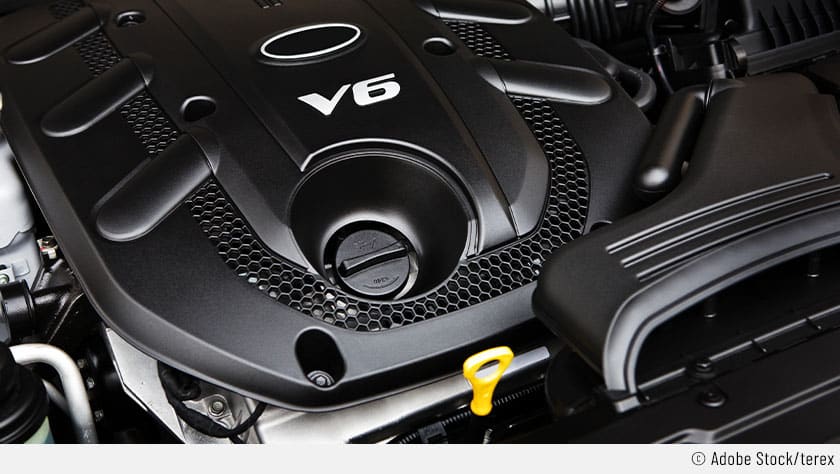 Eines sieht man auf der Motorabdeckung direkt: Es handelt sich um den Motortyp V6 und es sind somit 6 Zylinder zugange.