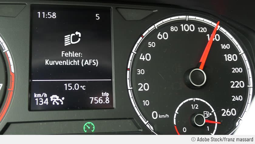 Im Cockpit eines VW wird die Fehlermeldung „Fehler: Kurvenlicht (AFS)“ angezeigt.
