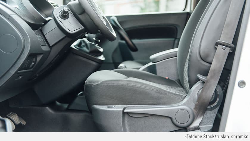 Der Fokus liegt hier auf dem Fahrersitz eines Autos, der mit integrierter Sitzheizung daherkommt.