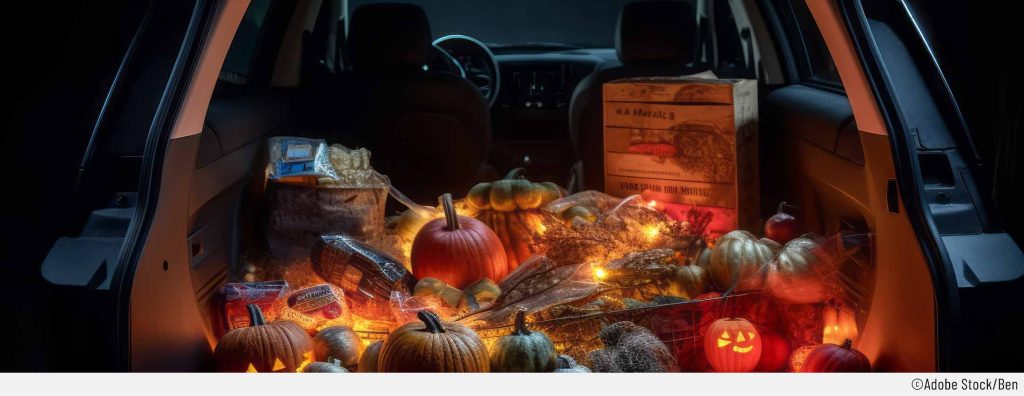 Headerbild Halloween-Auto mit Deko im Kofferraum