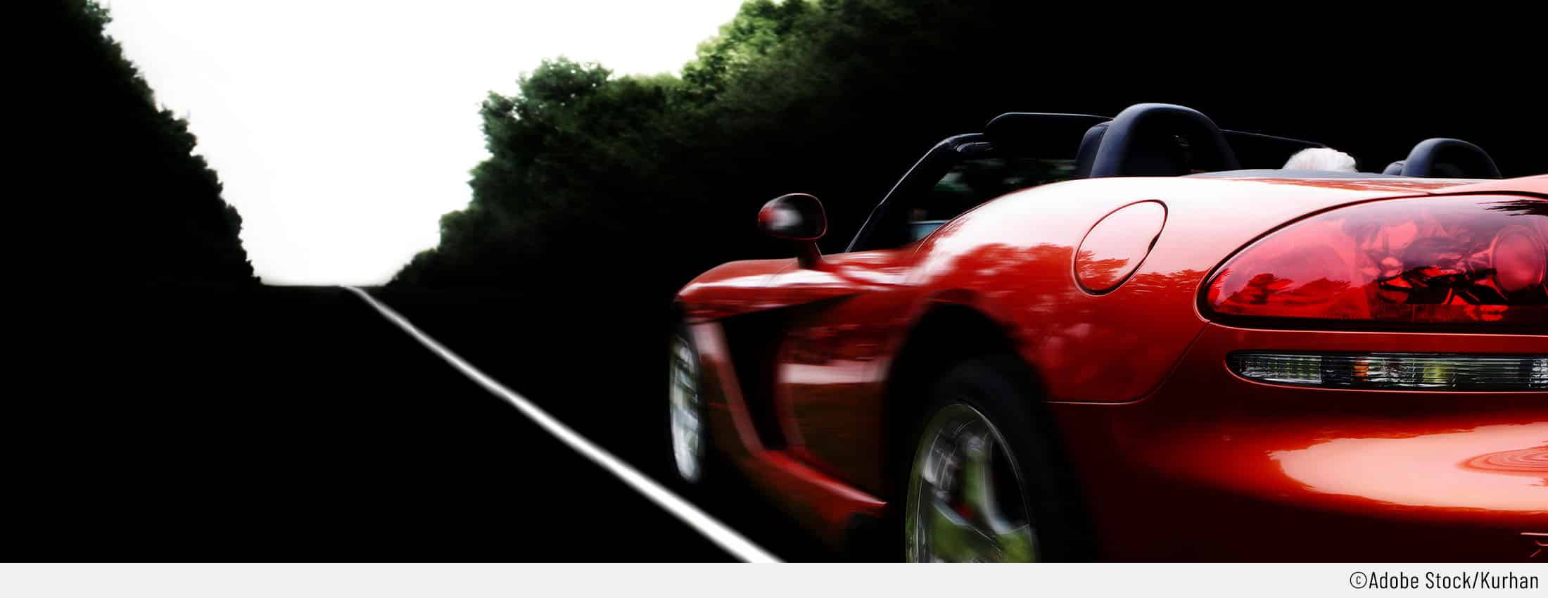 Auf dem Bild ist ein schönes rotes Cabrio zu sehen – als Auto für Singles ist dies sehr beliebt.