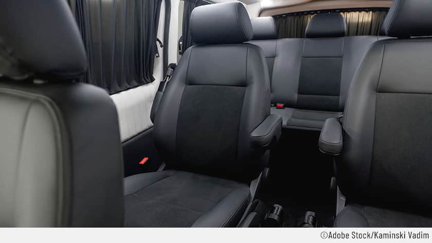 Zu sehen ist das Innere eines Minivans mit 7 Sitzplätzen. Als Single-Auto ist dieses Fahrzeug deshalb eher weniger geeignet.
