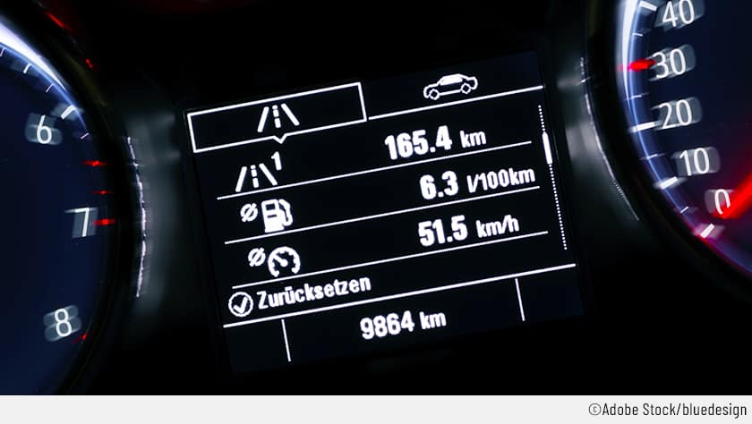 Auf dem Bild ist die Anzeige im Cockpit eines Autos. Sie zeigt gefahrene Distanz, die Durchschnittsgeschwindigkeit und den Durchschnitssverbrauch, welcher sich bei einem Ladedrucksensor-Defekt erhöhen kann.