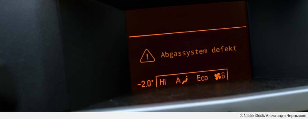 Auf dem Bildschirm eines Autos ist die Fehlermeldung „Abgassystem defekt“ zu sehen. Am häufigsten betroffen sind hiervon die Peugeot-Modelle 207 (CC), 308, 307 oder 407.