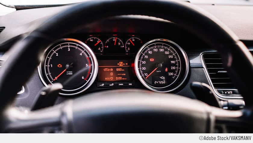 Auf dem Bild ist das Dashboard im Cockpit eines Autos zu sehen. Es leuchten mehrere Kontrollleuchten – so auch die für die Motorkontrollleuchte. Meist geht diese in Verbindung mit der Fehlermeldung „Abgassystem defekt“ bei Peugeots an.