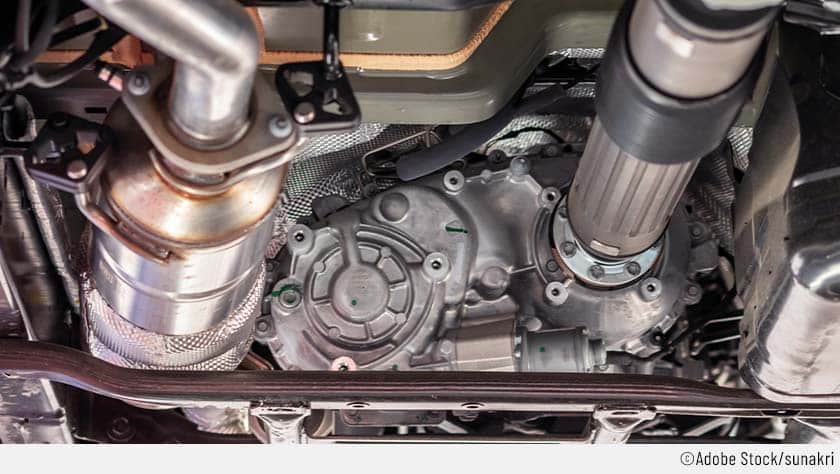 Auf dem Bild ist das Abgassystem eines Autos zu sehen. Liegt ein dEfekt vor, können mehrere Ursachen in Frage kommen – jede einzelne Komponente kann dahinterstecken.