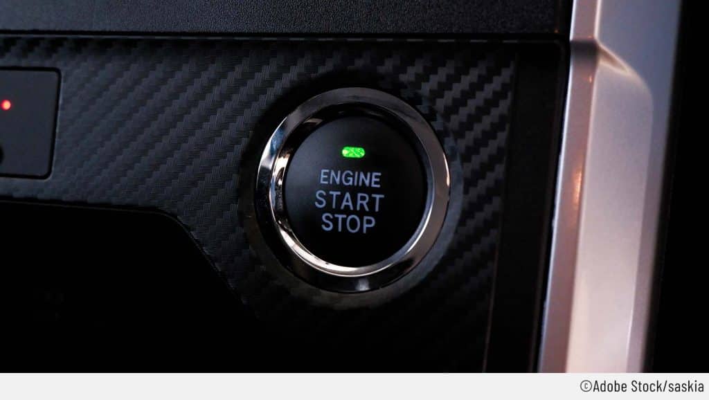 Auf dem Bild ist der Knopf zum Starten des Motors eines Autos zu sehen.